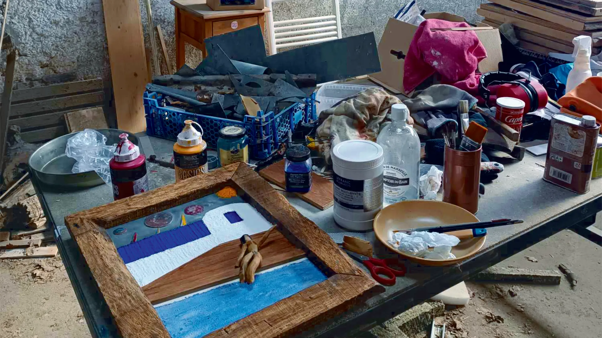 Atelier avec tableaux